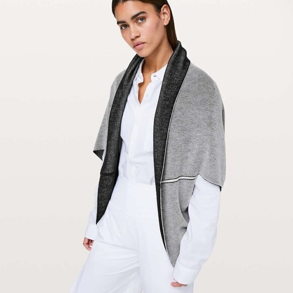 * NWT LULULEMON WARM Exaltation Comfortable Wrap Reversible Black/Grey Wrap! - Picture 1 of 10
